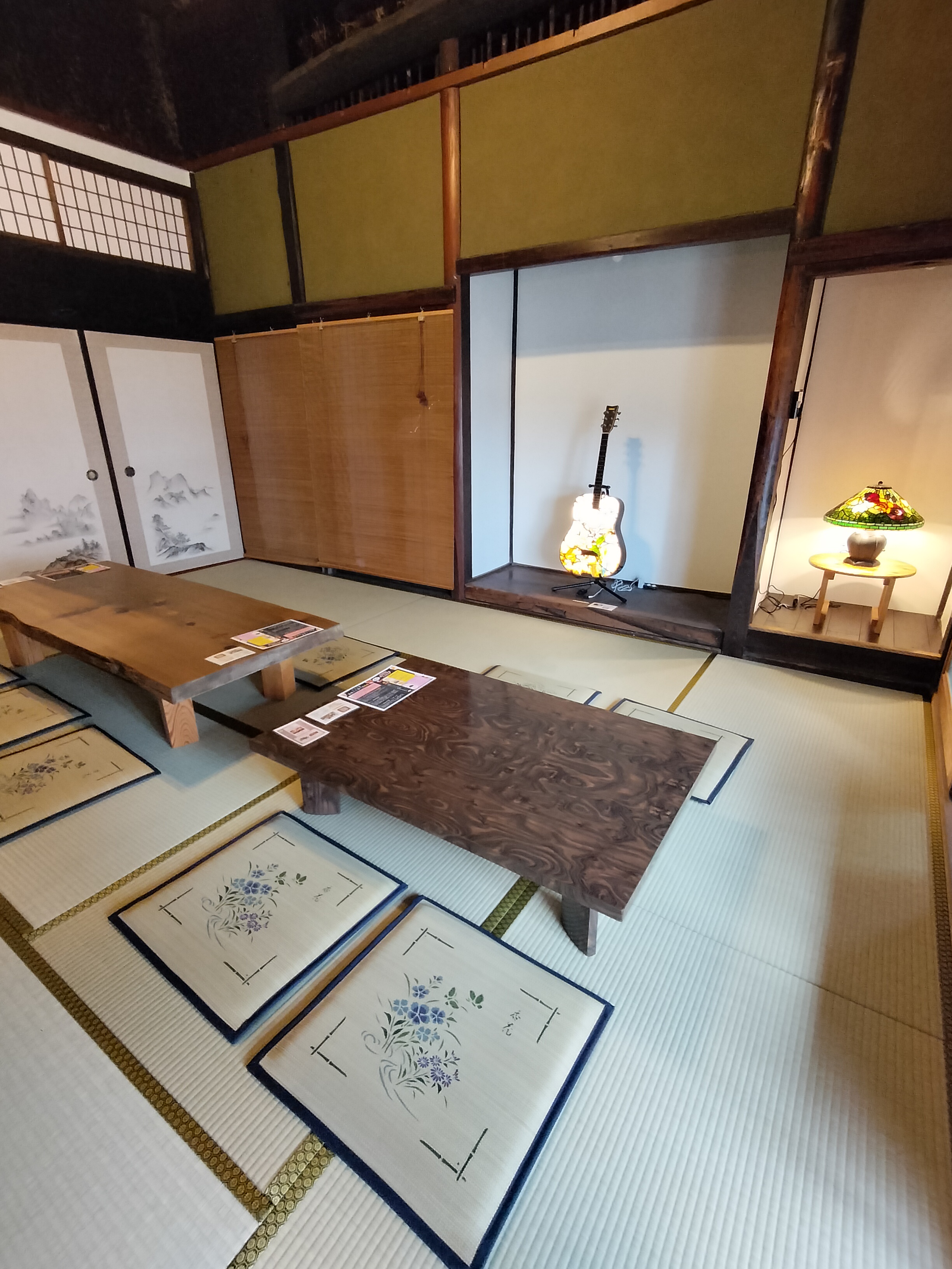 座布団と木の座卓が並ぶ温かな和室