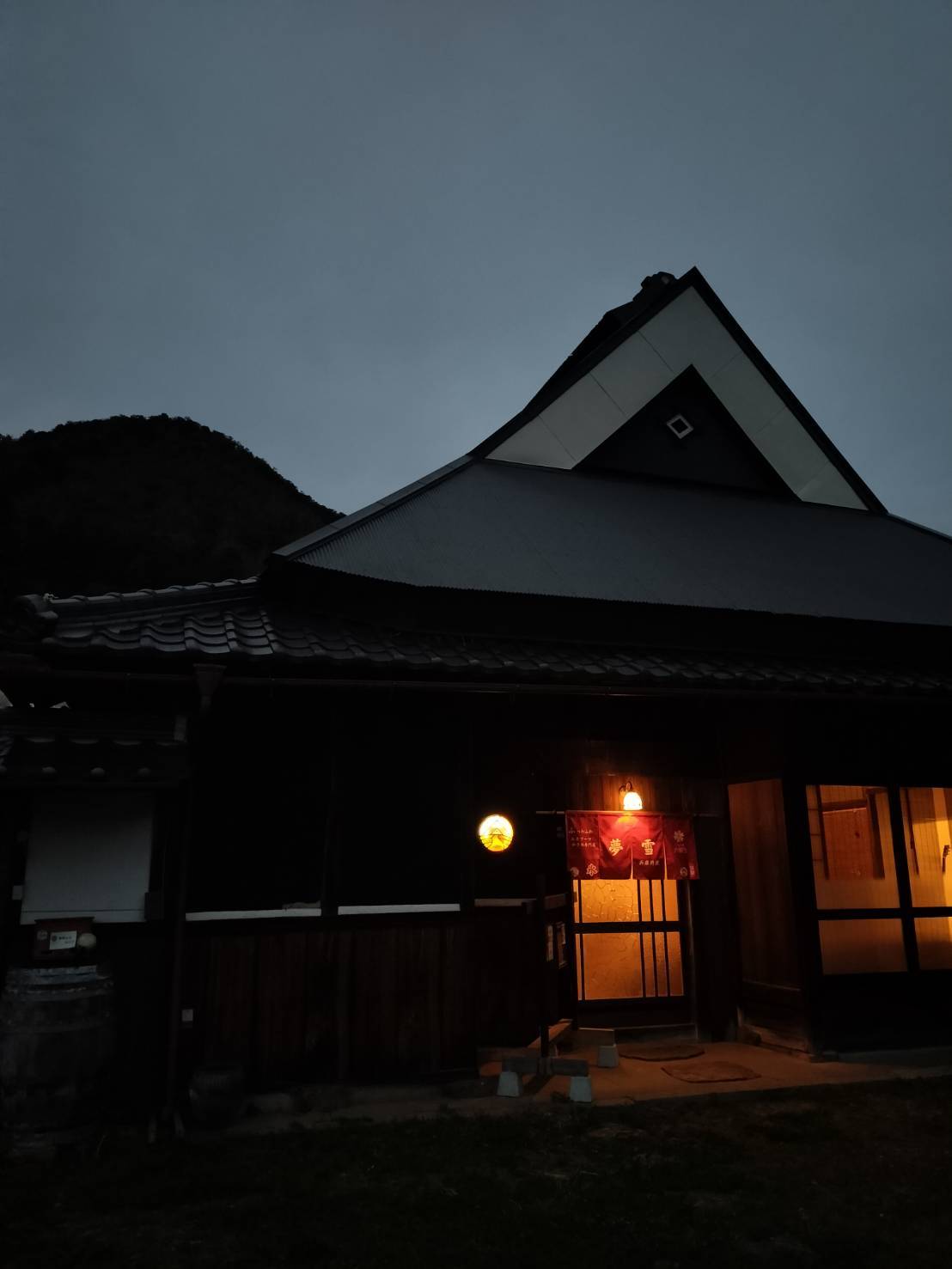 夕暮れに灯りがともる古民家こだわりの玄関