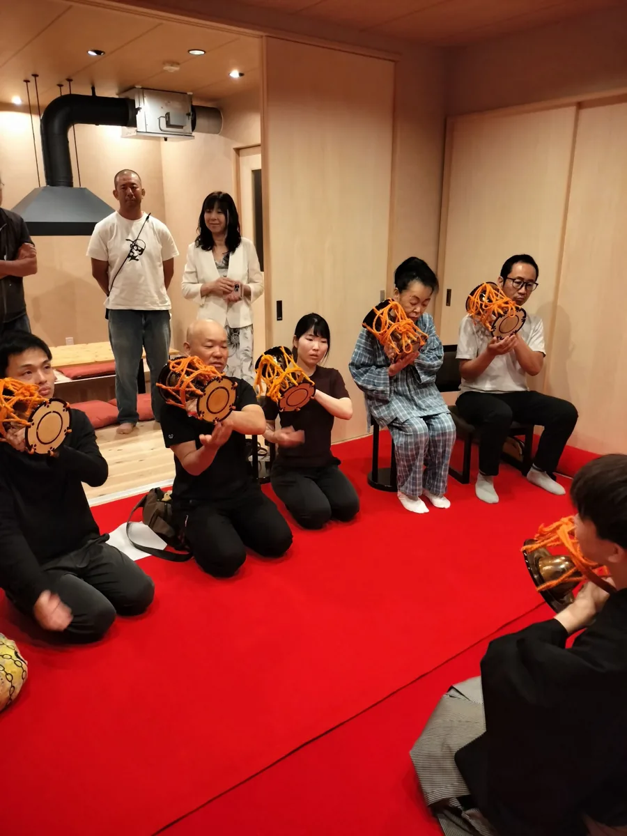 仲間と小鼓を体験するよっしー