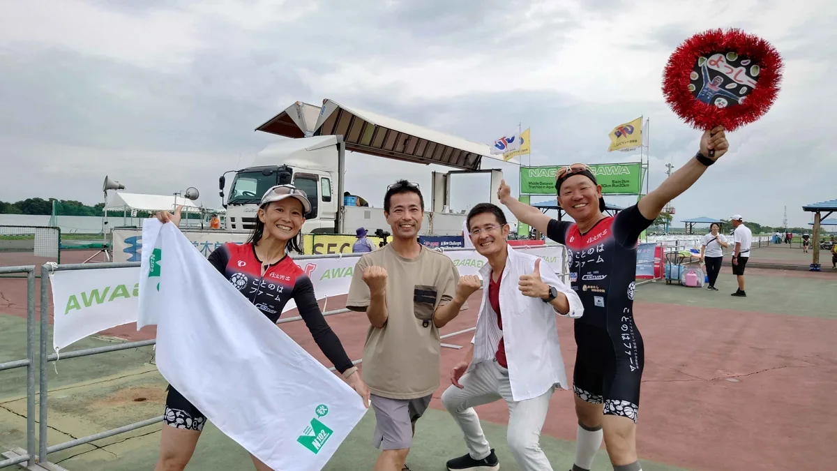 長良川のレース後、応援の仲間と喜ぶよっしー