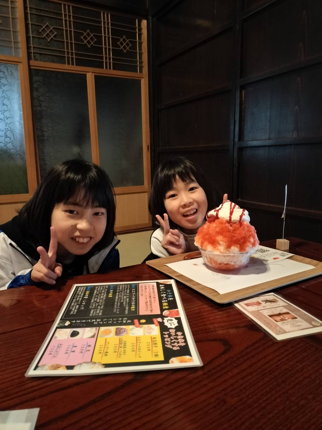 笑顔でかき氷を楽しむお客様